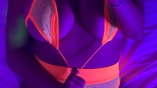 Tight hole gets stretched by thick toy – Iamlexia